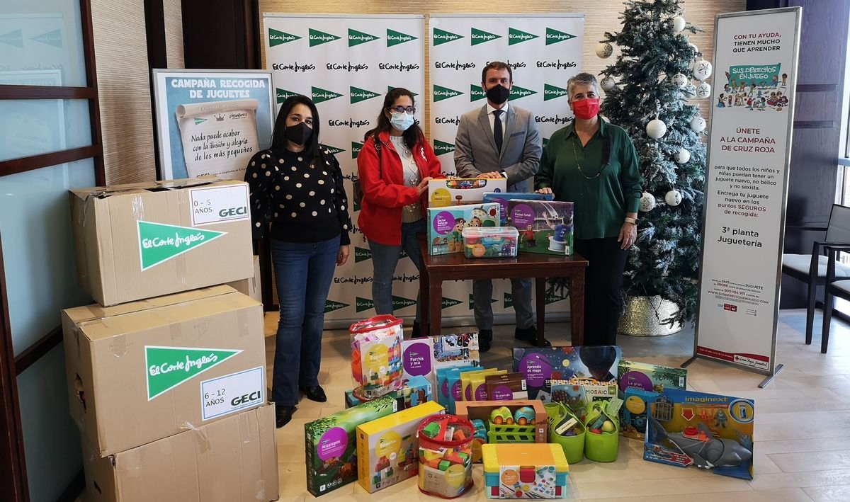 El Corte Inglés de Salamanca entrega a Cruz Roja los juguetes donados por sus clientes y empleados   